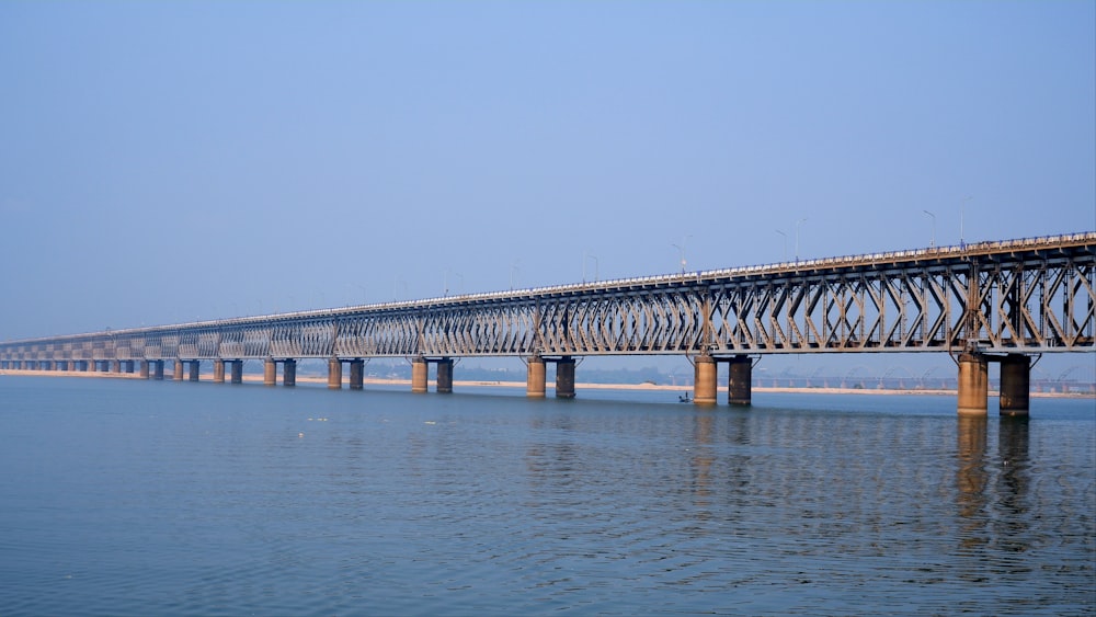 uma longa ponte sobre um corpo de água