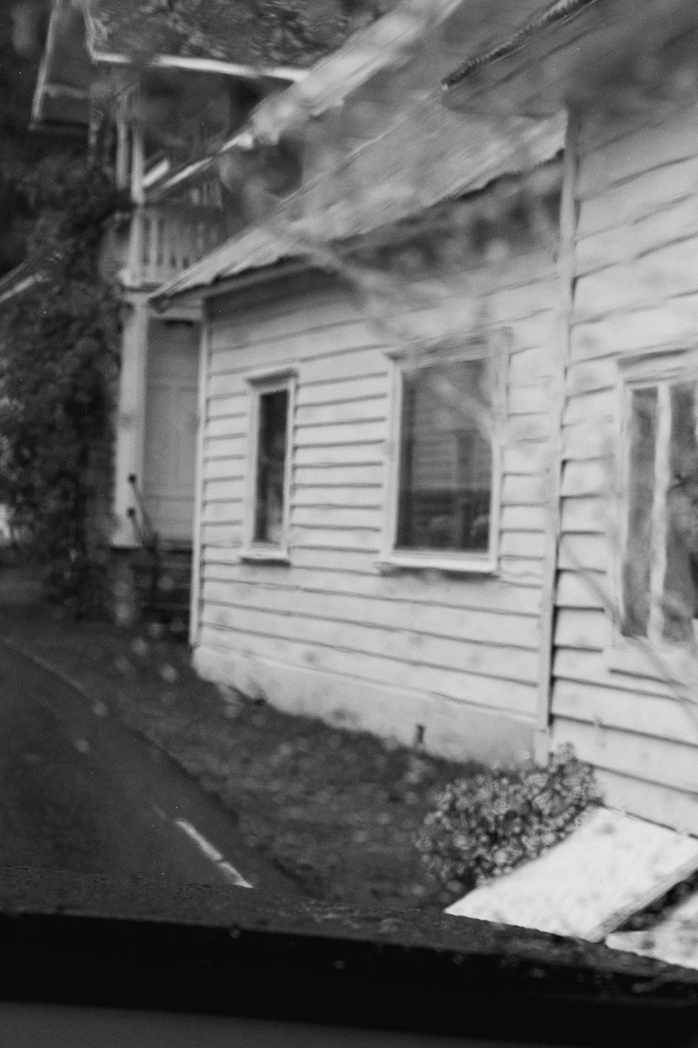 Una foto in bianco e nero di una vecchia casa