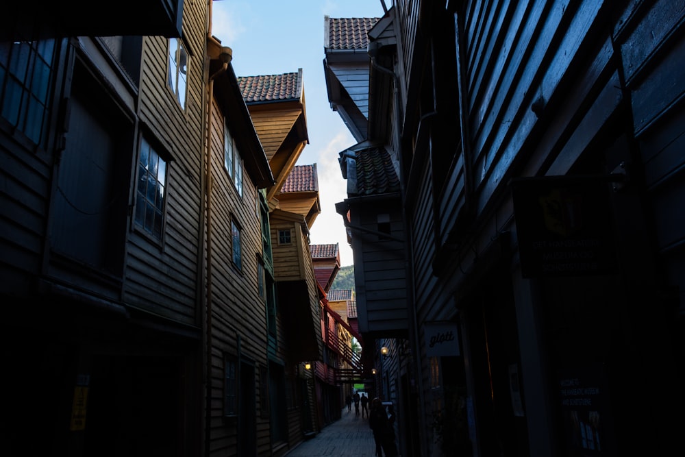 a narrow alley way with buildings on both sides