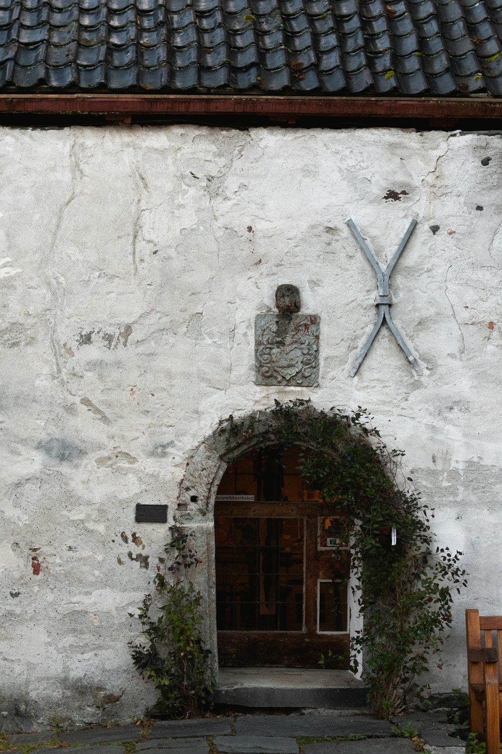 Ein weißes Gebäude mit einer Statue eines Mannes darauf