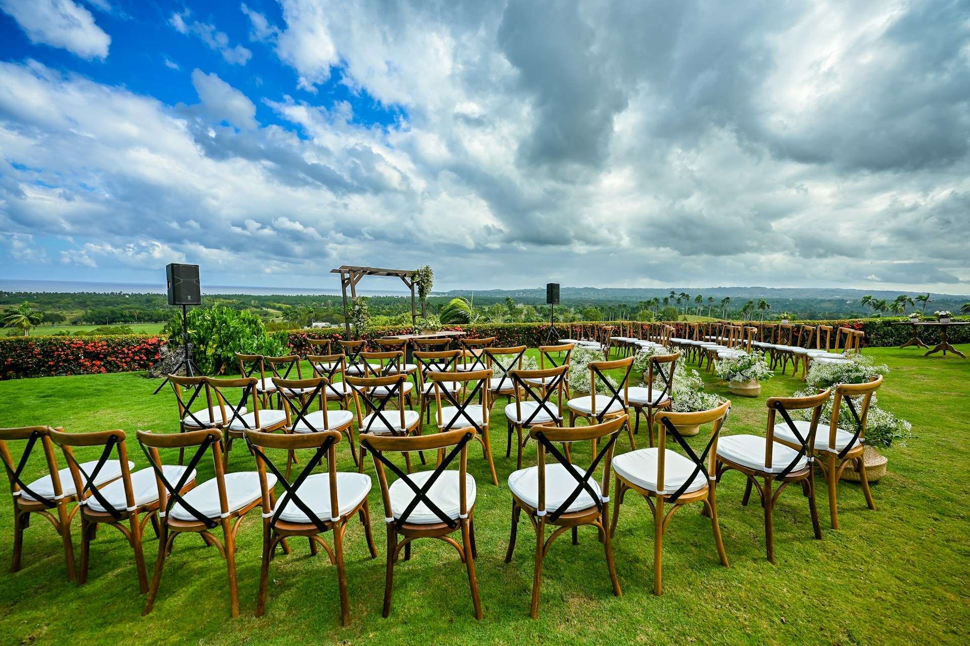 a bunch of chairs that are sitting in the grass