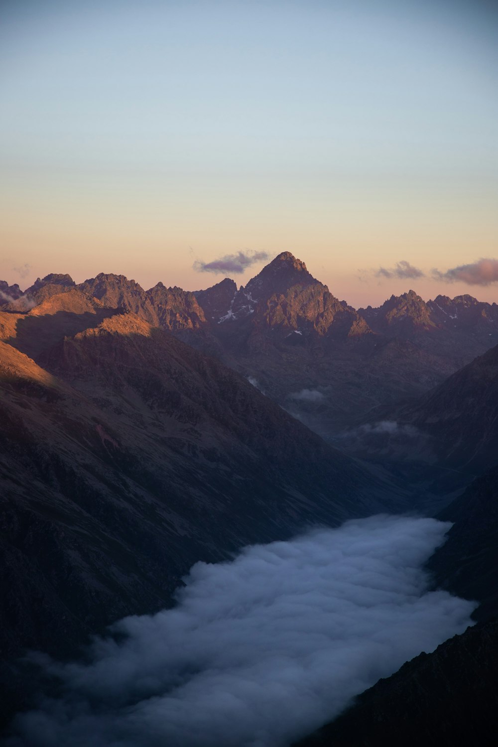 Una vista de una cadena montañosa con nubes bajas