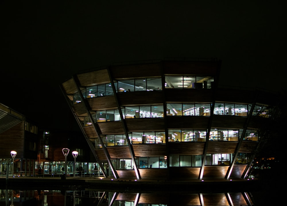 Un edificio que se ilumina por la noche