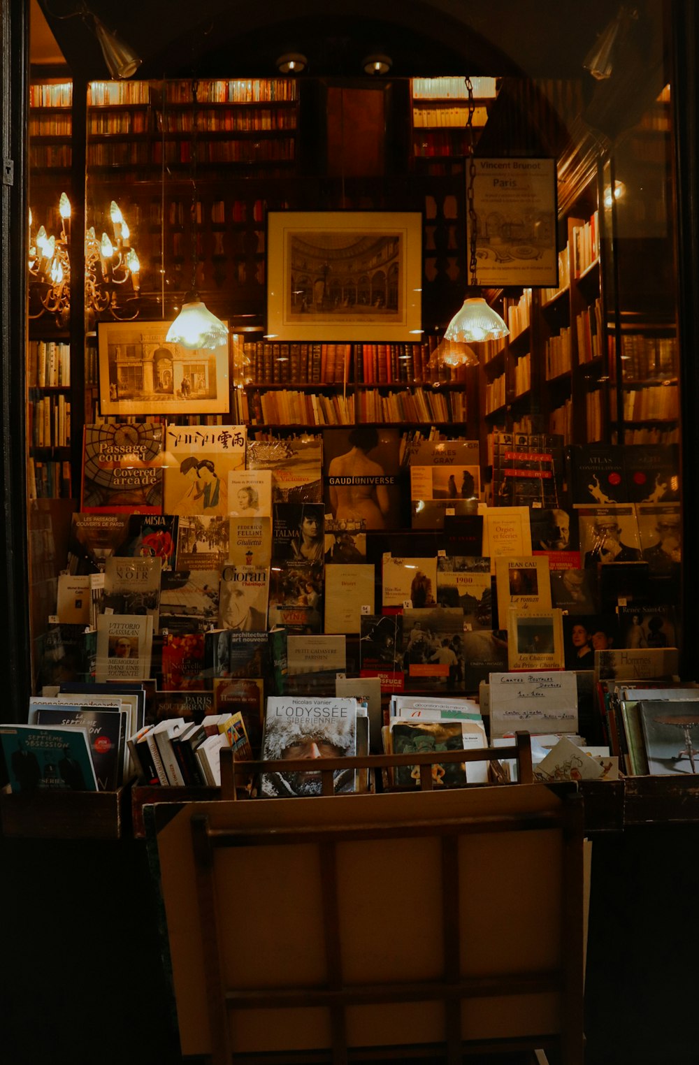 a room filled with lots of books and lamps