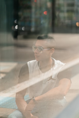 A casual spring setting with a model in a short-sleeve tee enjoying a sunny day.