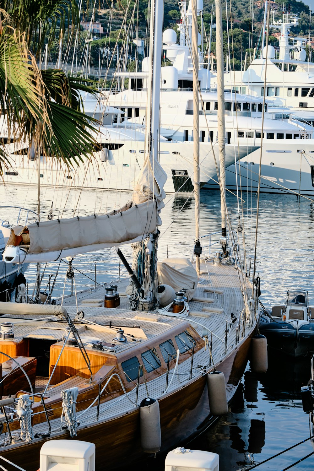 un tas de bateaux qui sont dans l’eau