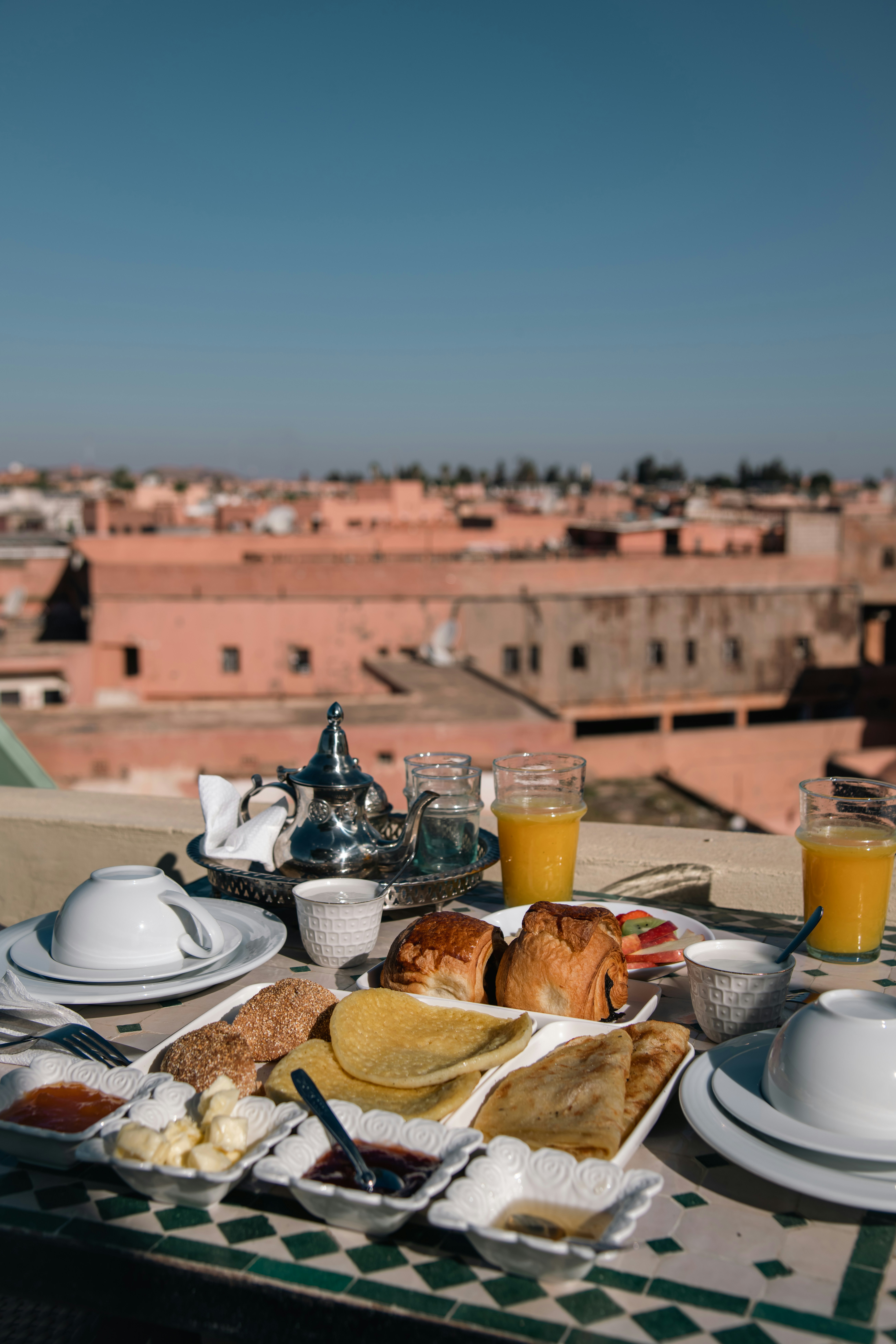 Petit-déjeuner dans le patio