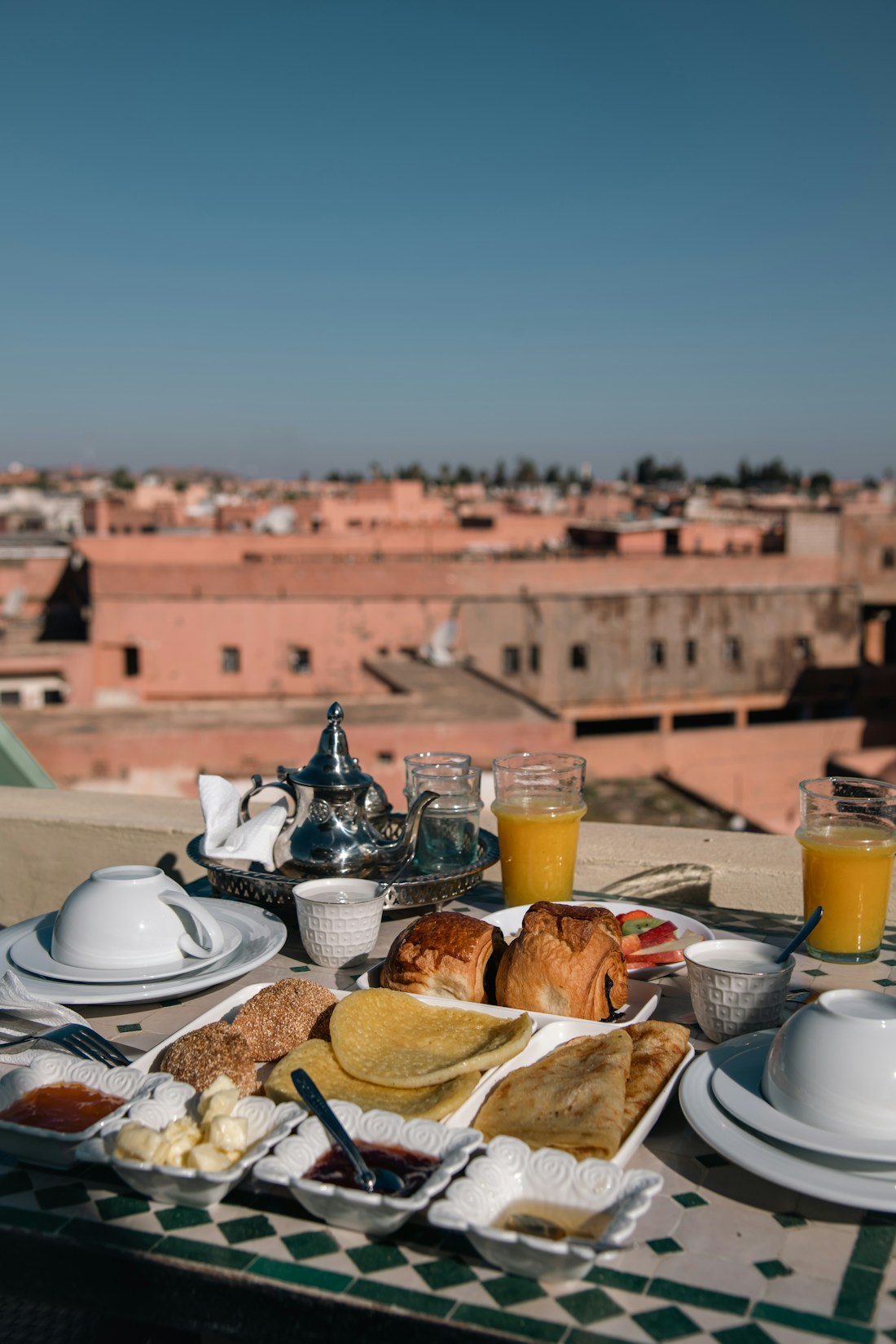 Petit-déjeuner servi sur la terrasse panoramique du Riad Beata