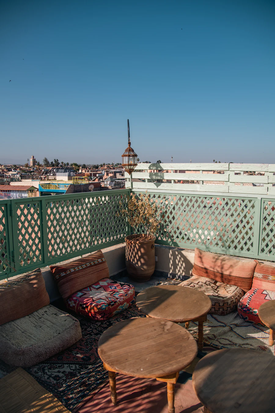 Suite Médersa — accès terrasse privative avec banc en bois