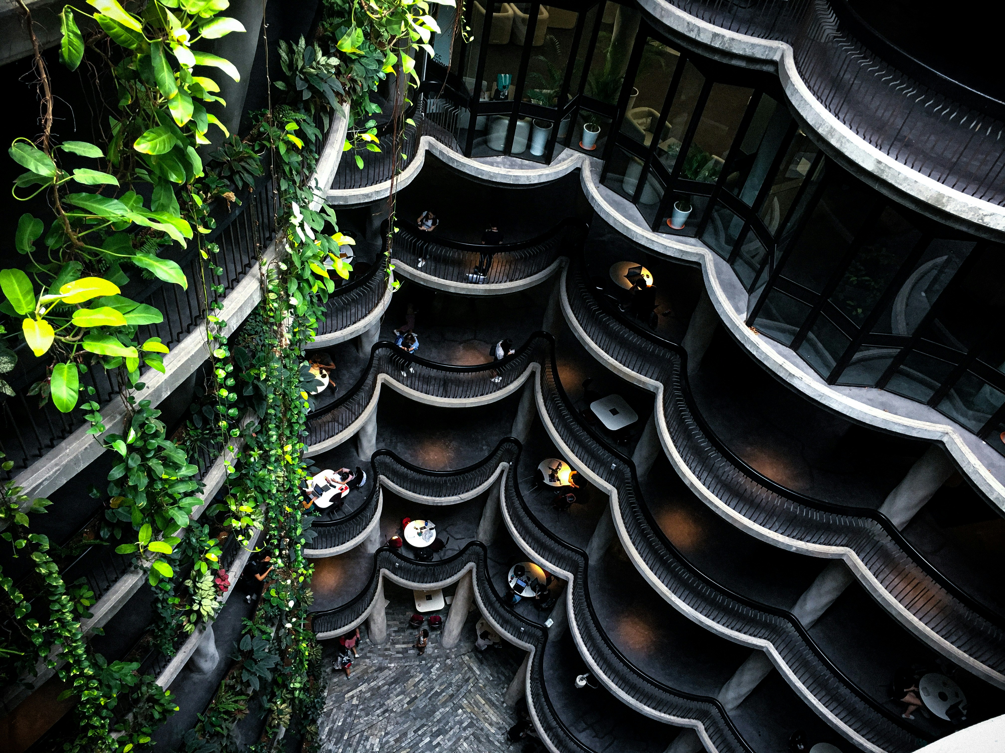 A very tall building with lots of plants growing on it photo – Free The ...