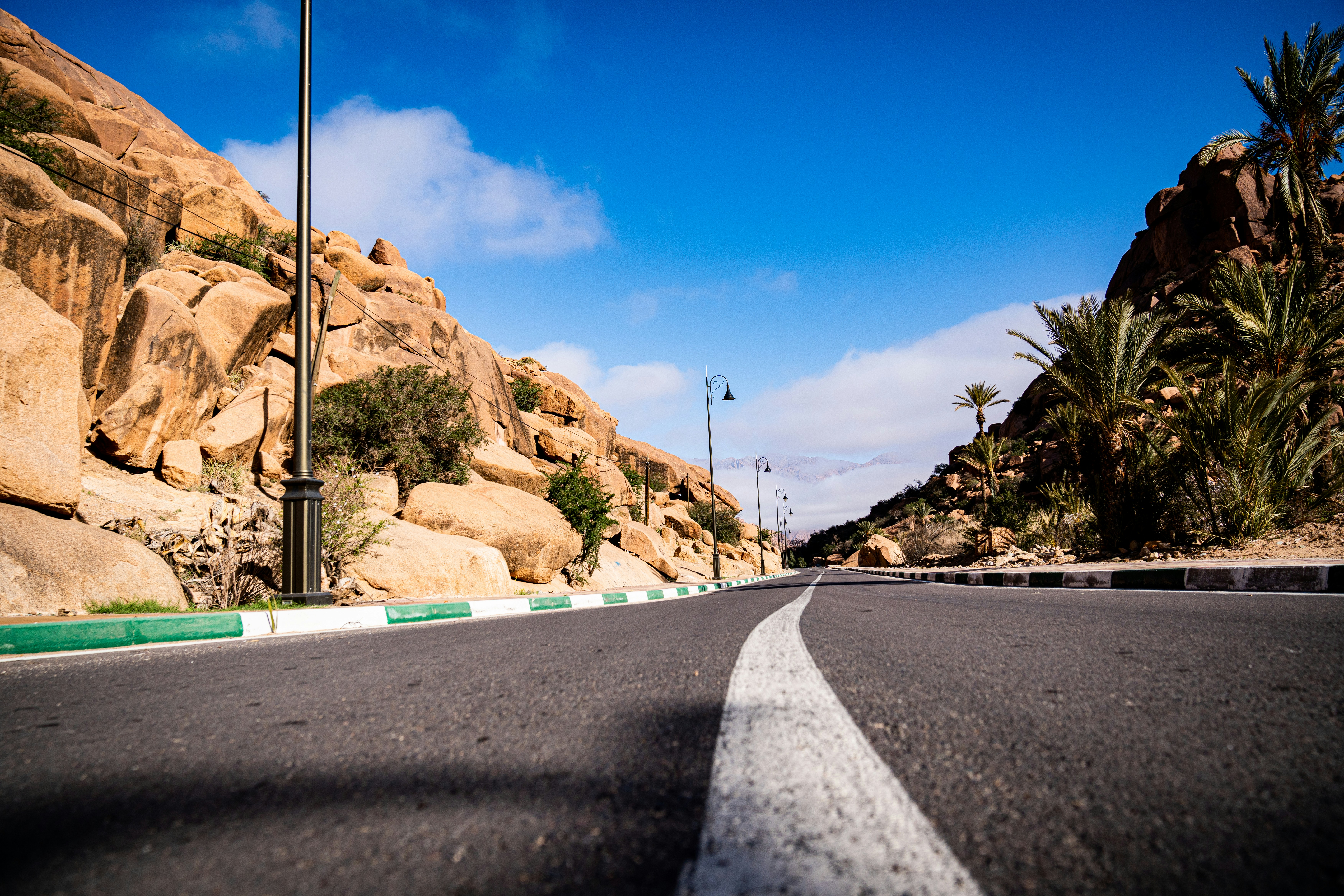 Une rue avec une montagne en arrière-plan