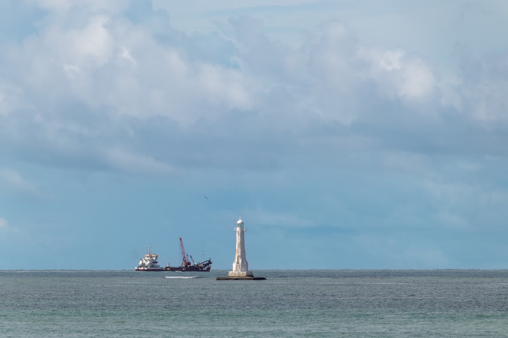 Ein großes Boot in der Mitte eines großen Gewässers