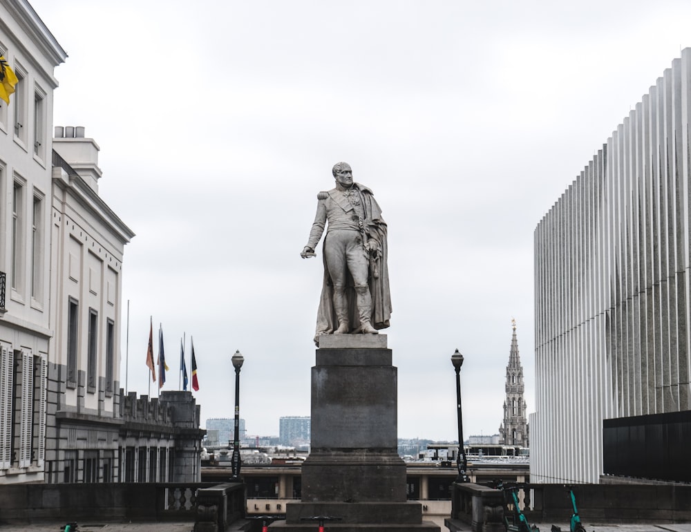 una statua di un uomo in piedi di fronte a un edificio