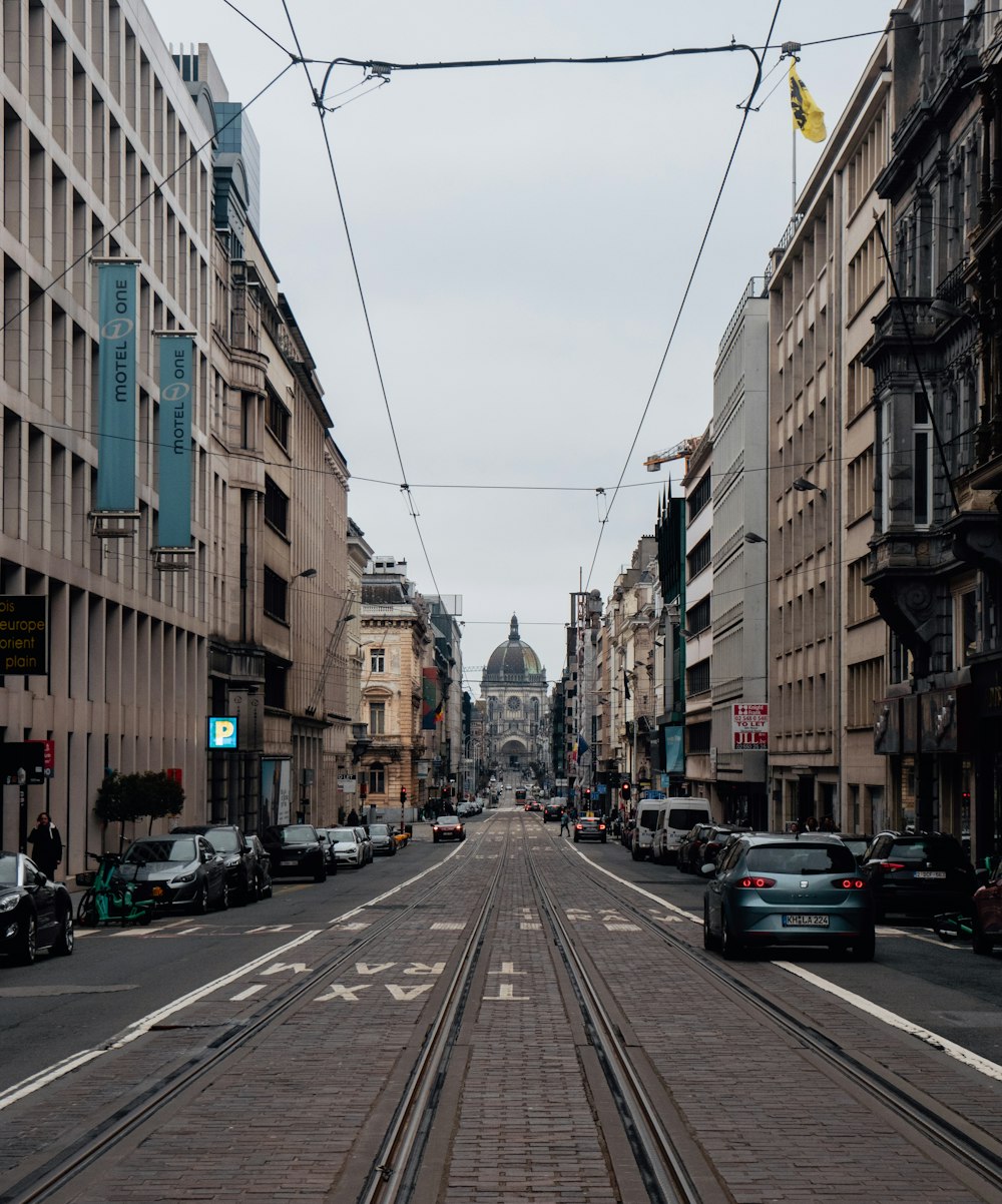 une rue de la ville traversée par une voie ferrée