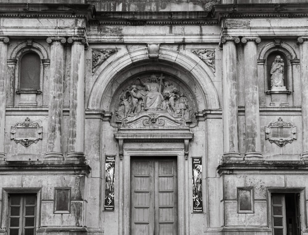 uma foto em preto e branco de um edifício antigo