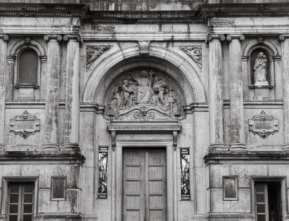 Une photo en noir et blanc d’un vieux bâtiment