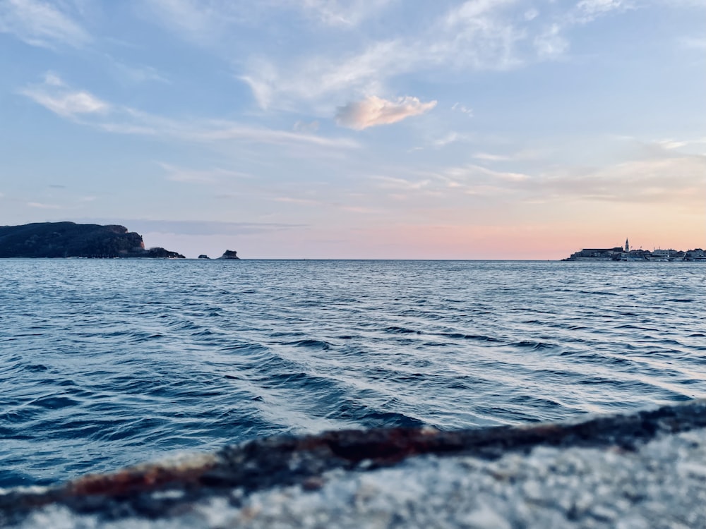 un plan d’eau avec une petite île au loin