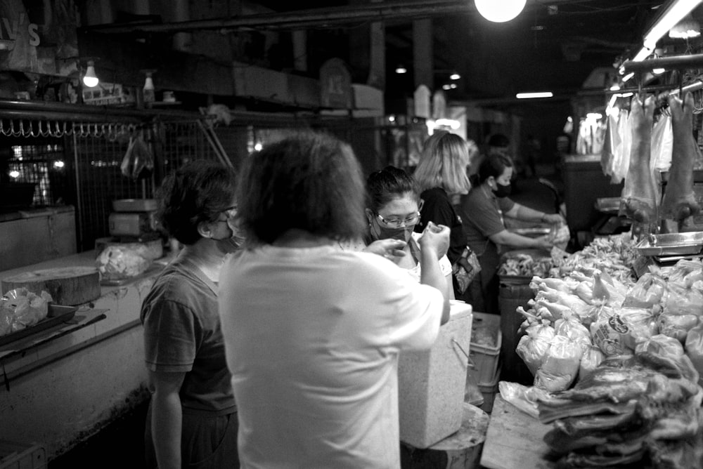 시장에서 쇼핑하는 사람들의 흑백 사진