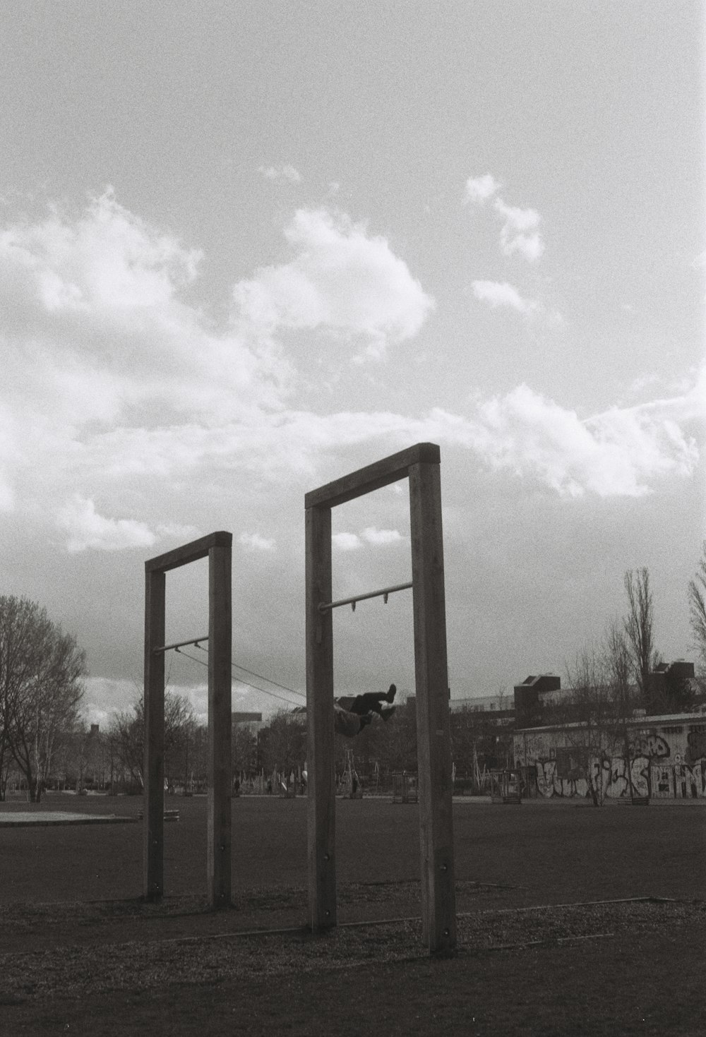 uma foto em preto e branco de três postes de madeira