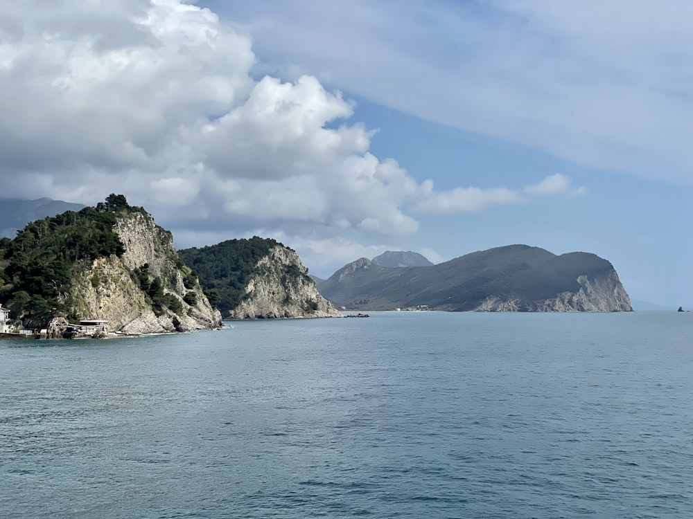 Una gran masa de agua con montañas al fondo