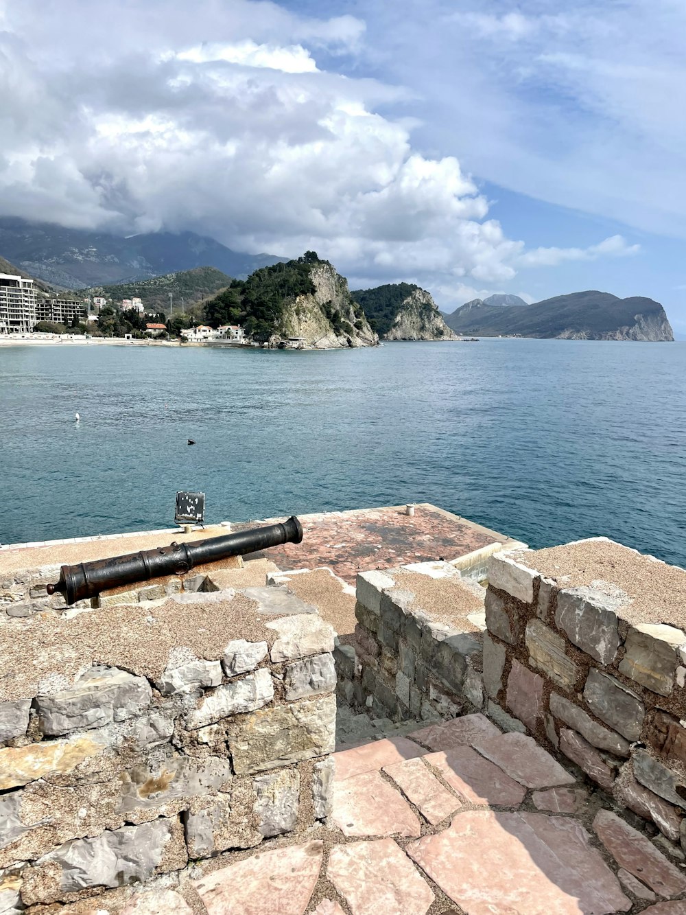 Eine Kanone an einer Wand mit Blick auf den Ozean