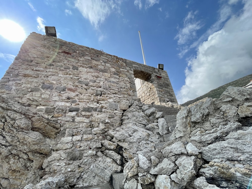 una torre di pietra con una bandiera in cima