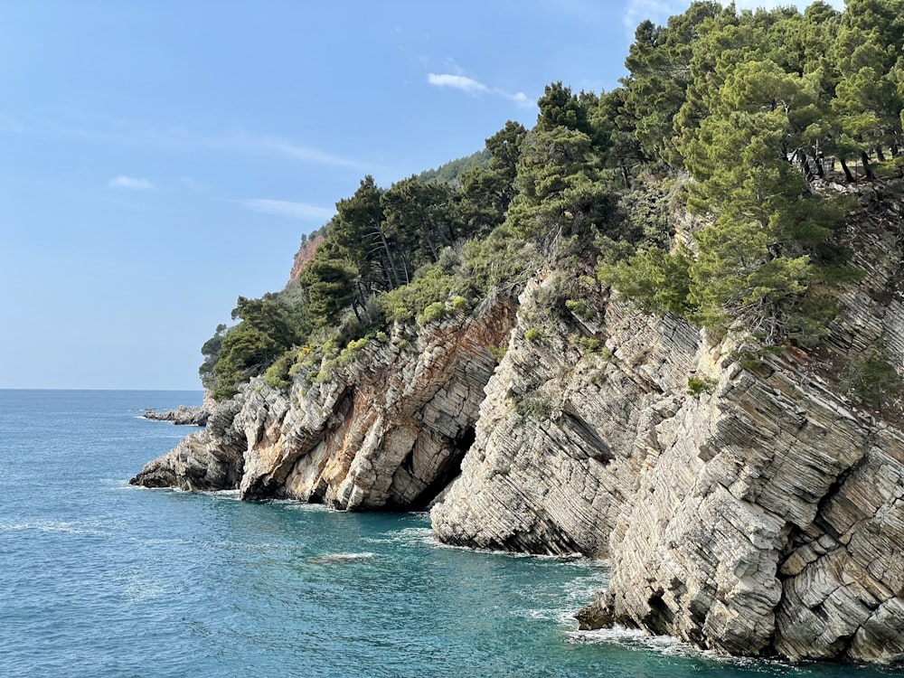 Un grande specchio d'acqua accanto a una scogliera rocciosa