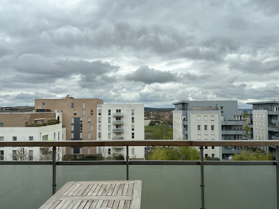 Cozy apartment with balcony overlooking the city skyline in Araguaína.