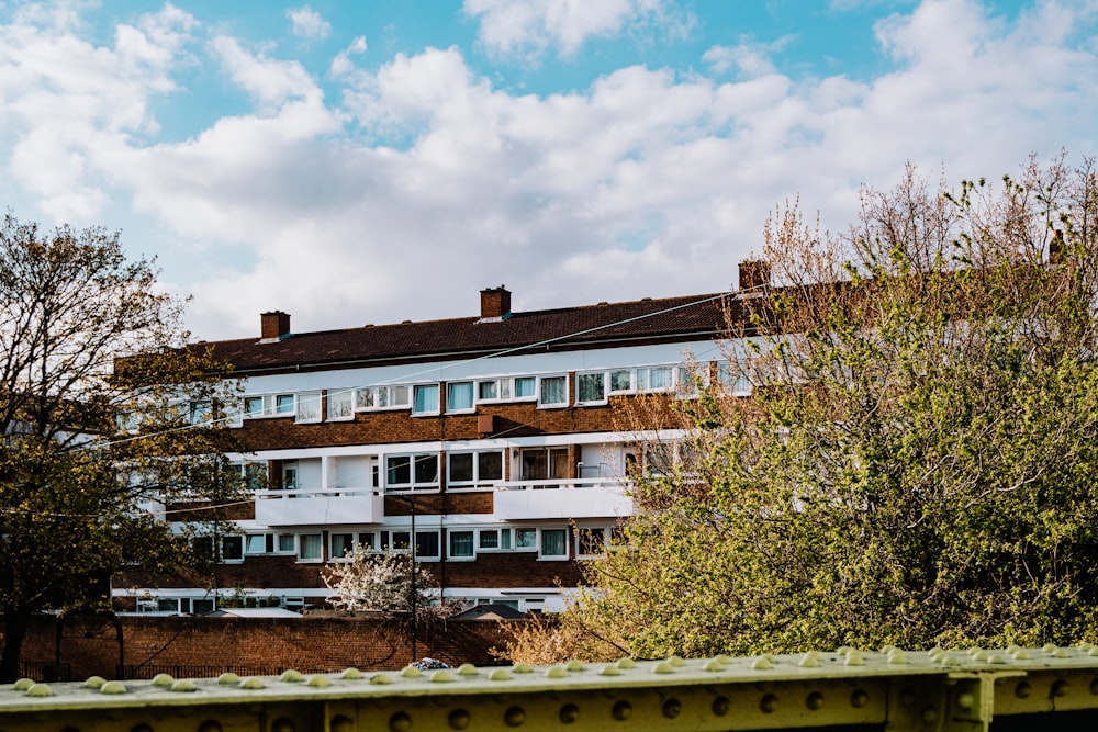 Un très grand bâtiment avec beaucoup de fenêtres