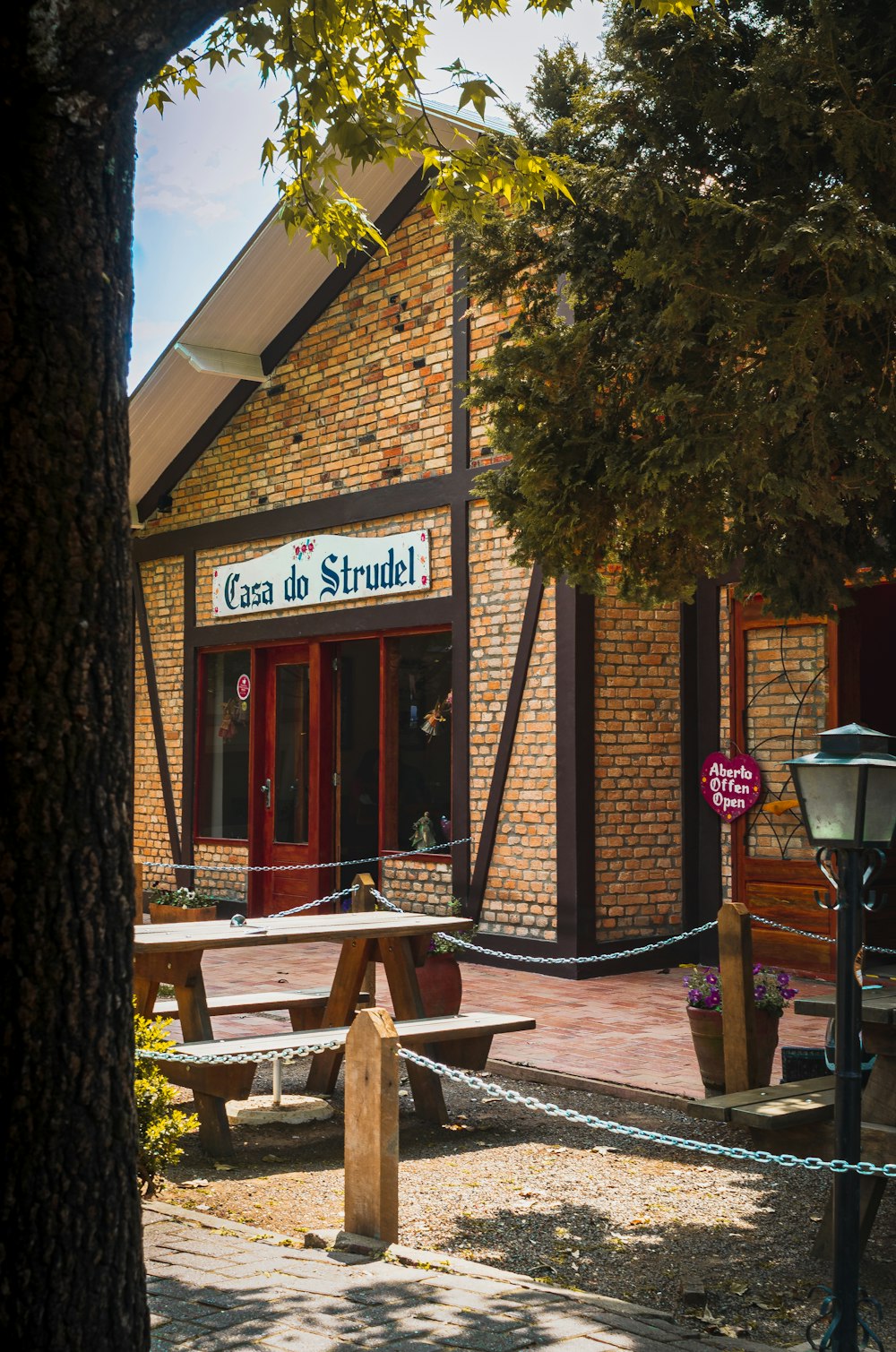 a brick building with a sign that reads gran de strudel