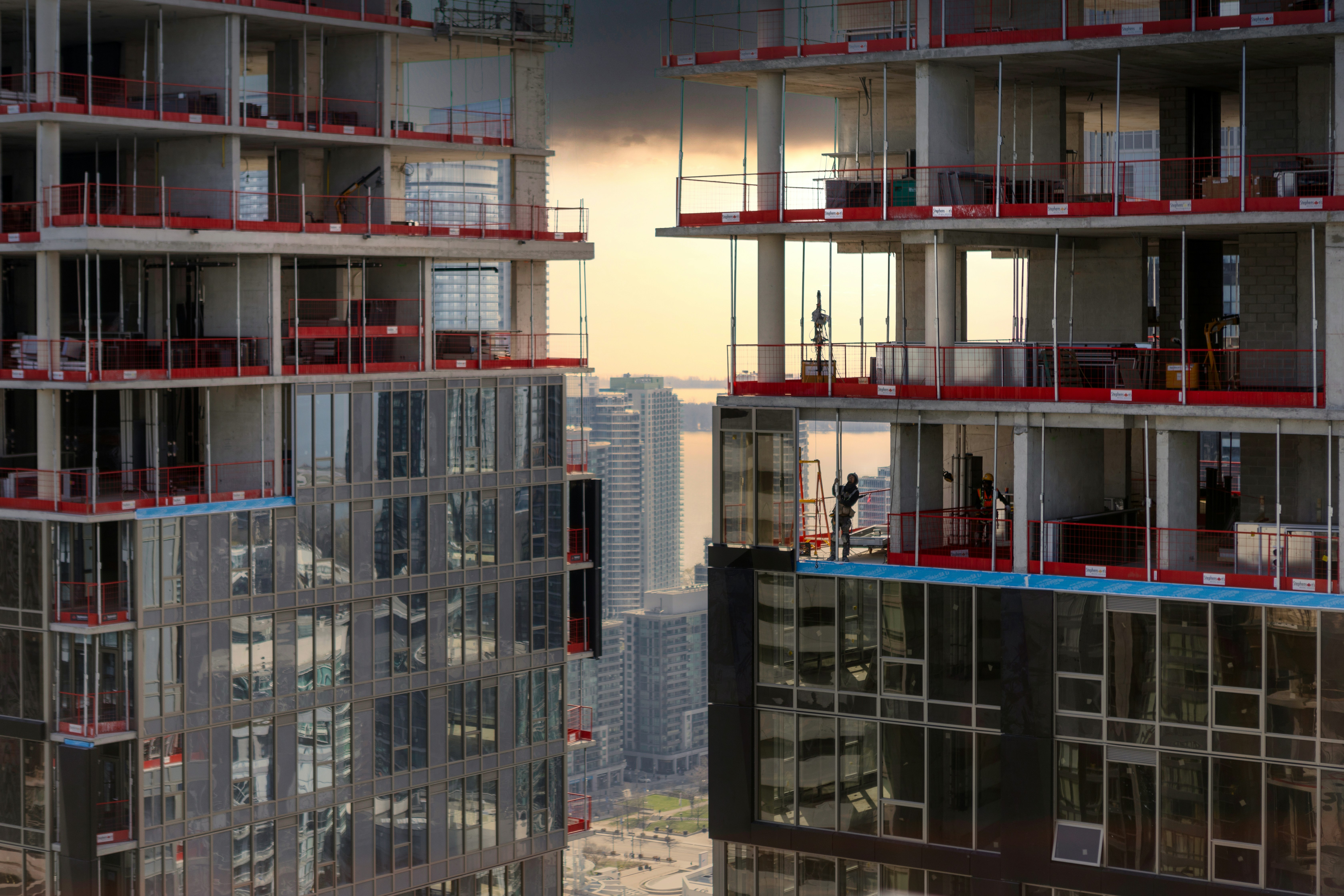 ein paar hohe Gebäude nebeneinander