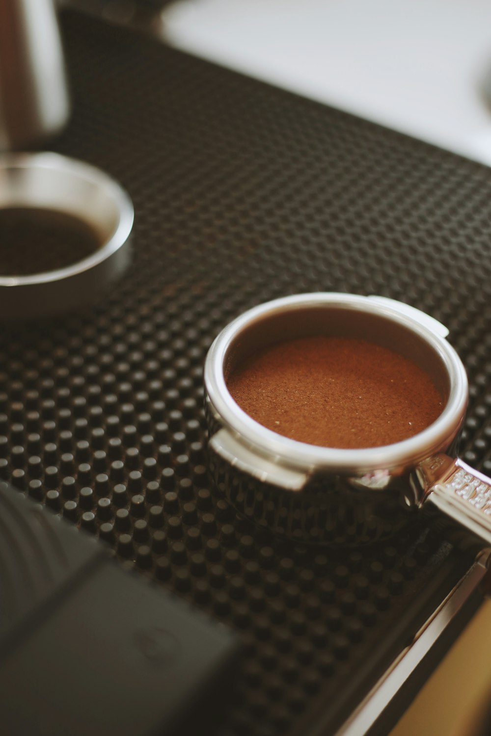 une tasse de café posée sur une table