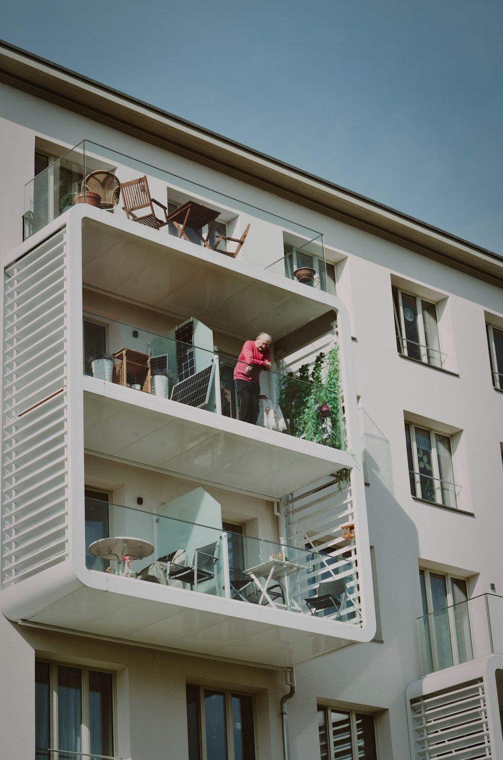 Una persona parada en un balcón de un edificio