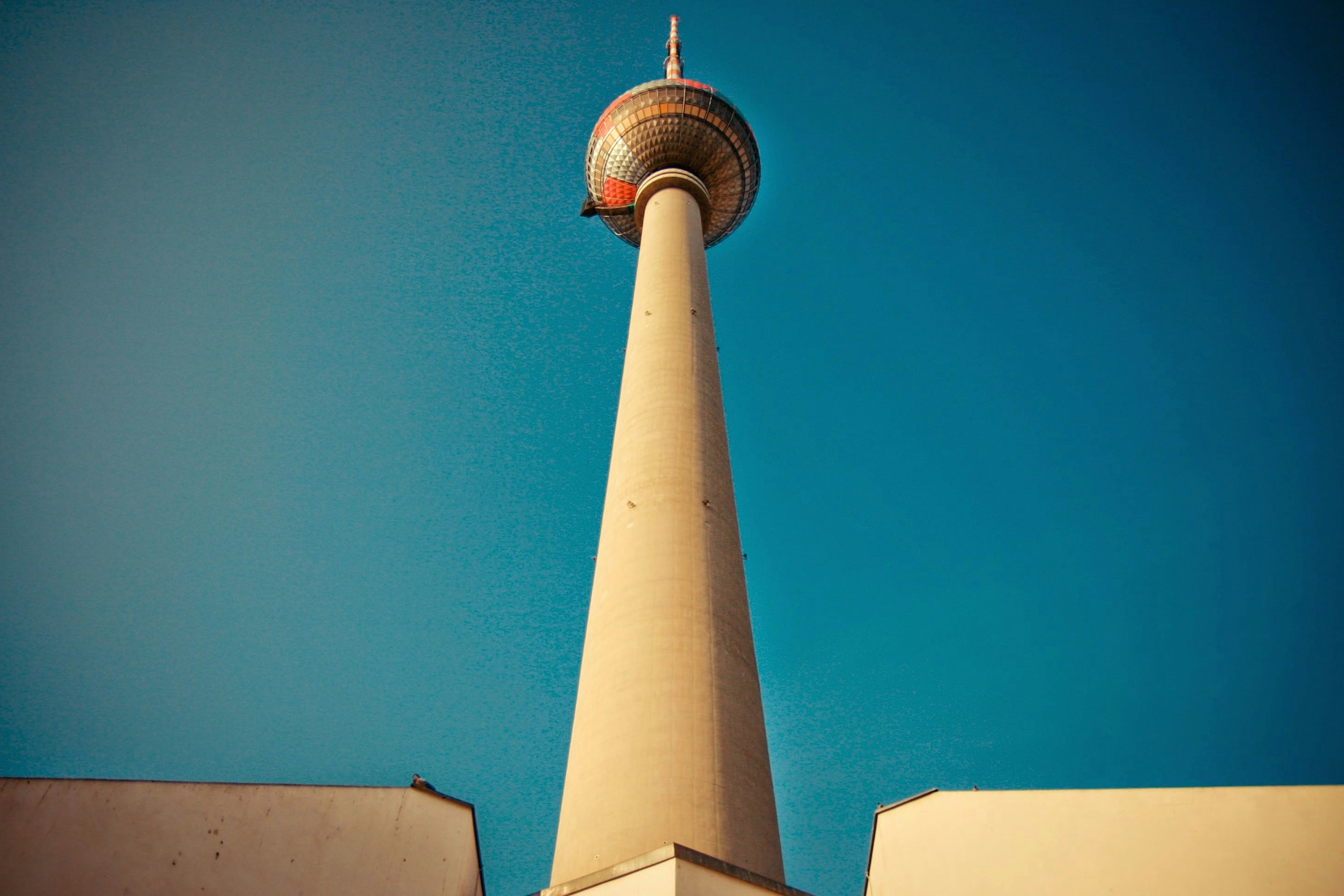 une haute tour avec un fond de ciel