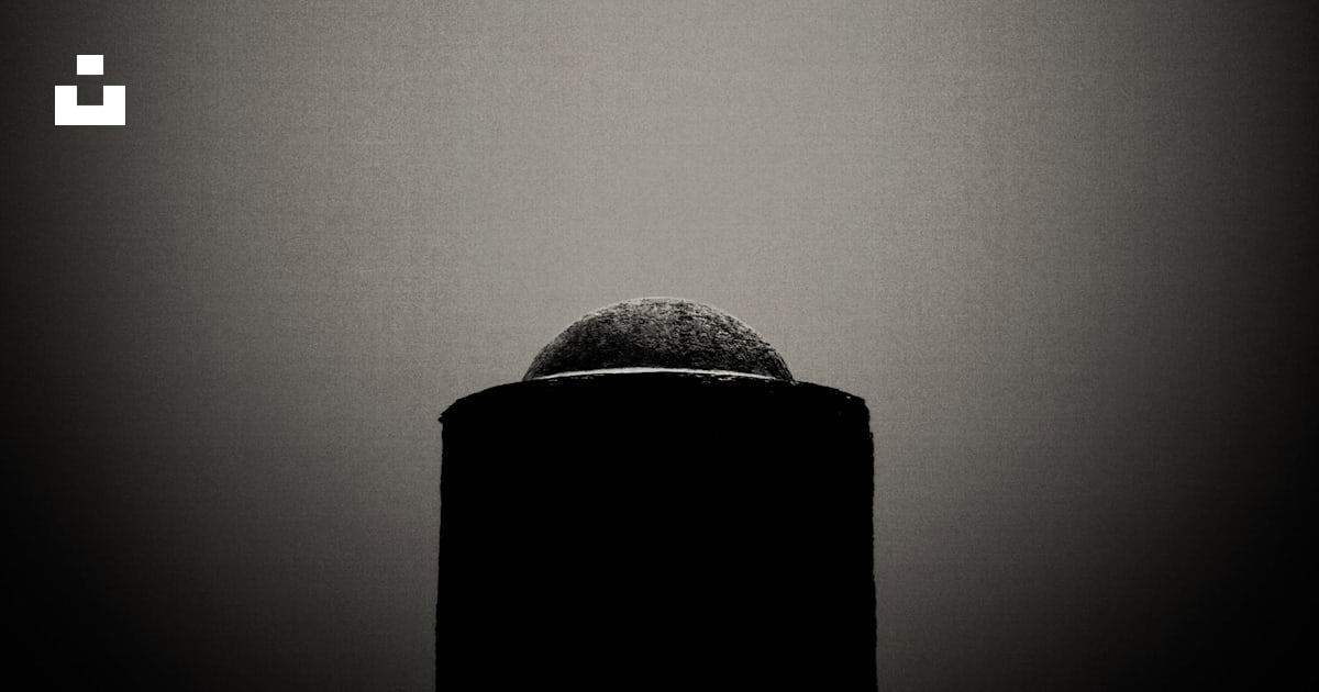 Une photo en noir et blanc d’un objet rond photo – Photo Silhouette ...