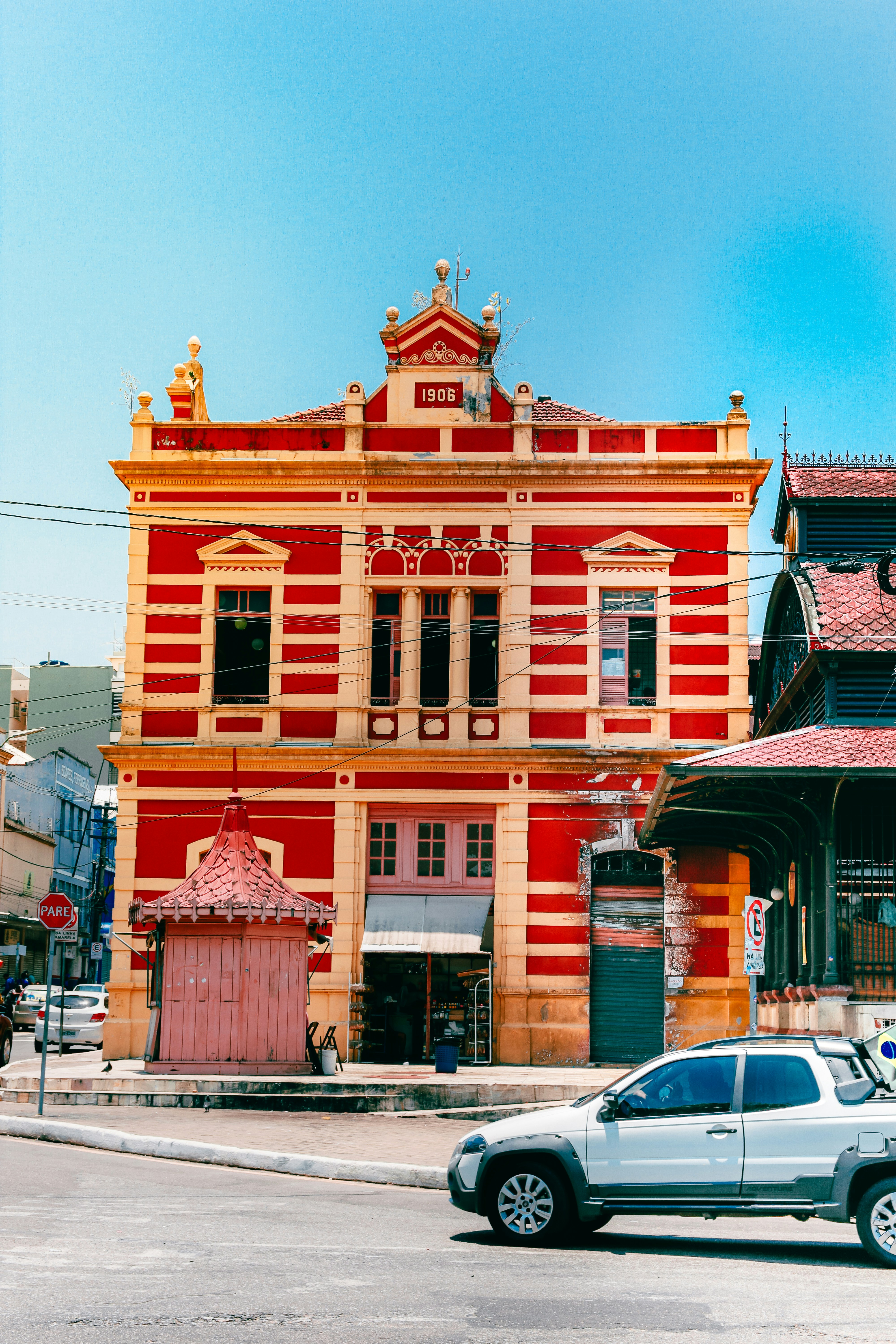 Ein Auto, das vor einem rot-gelben Gebäude geparkt ist