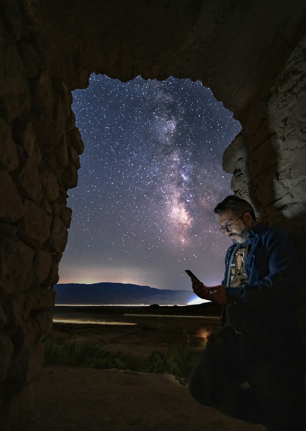 Un hombre está mirando las estrellas en el cielo