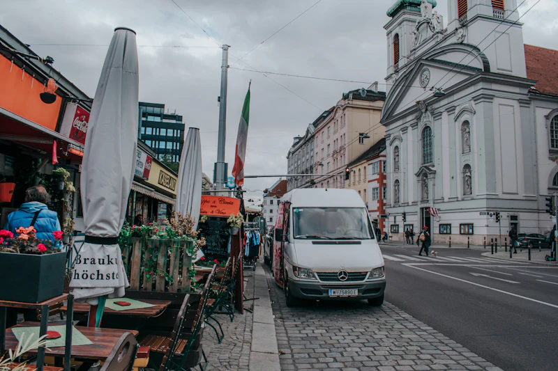 Mercedes-Benz Sprinter — biały furgon z widocznym emblematem marki na europejskim placu