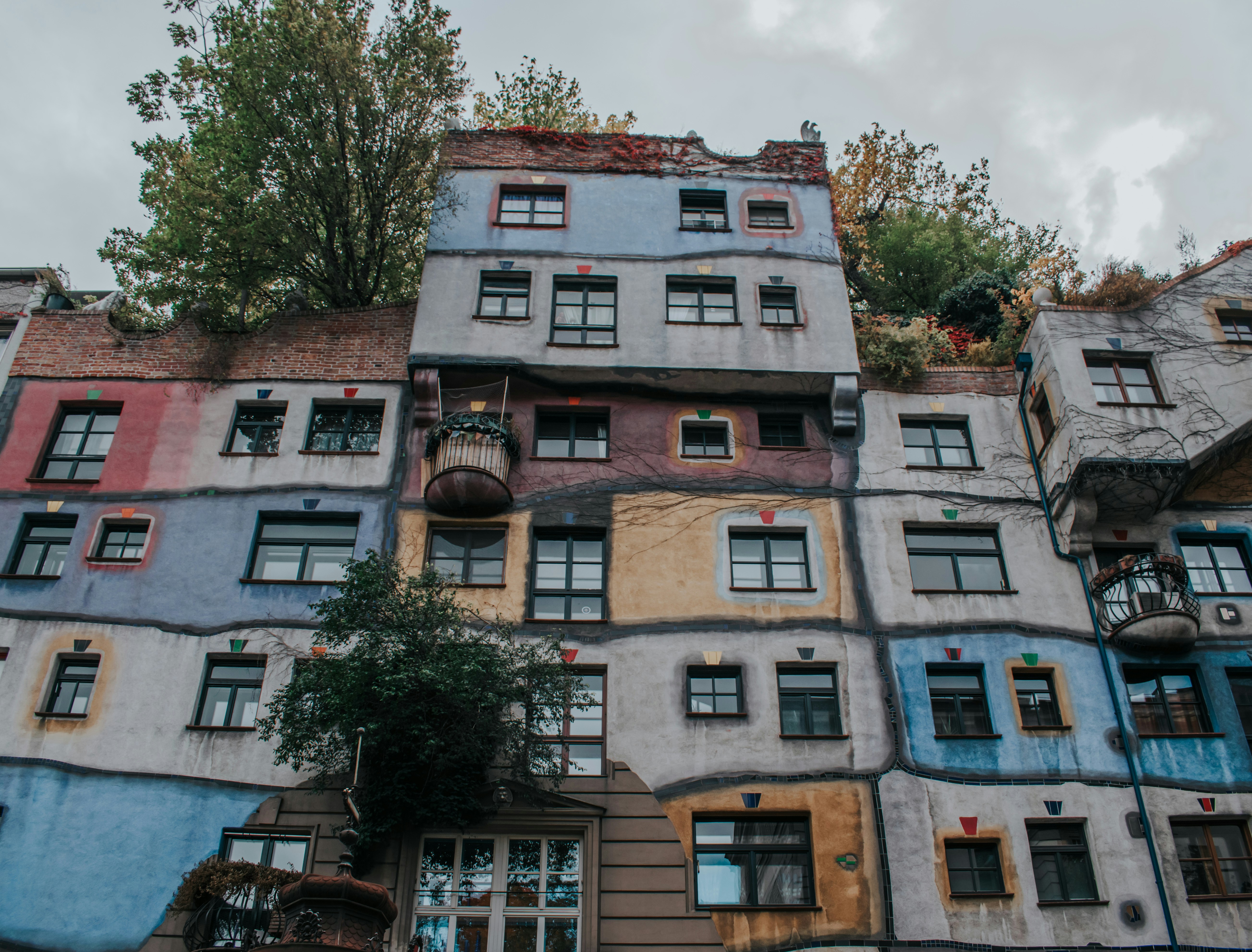Un edificio multicolor con muchas ventanas y balcones