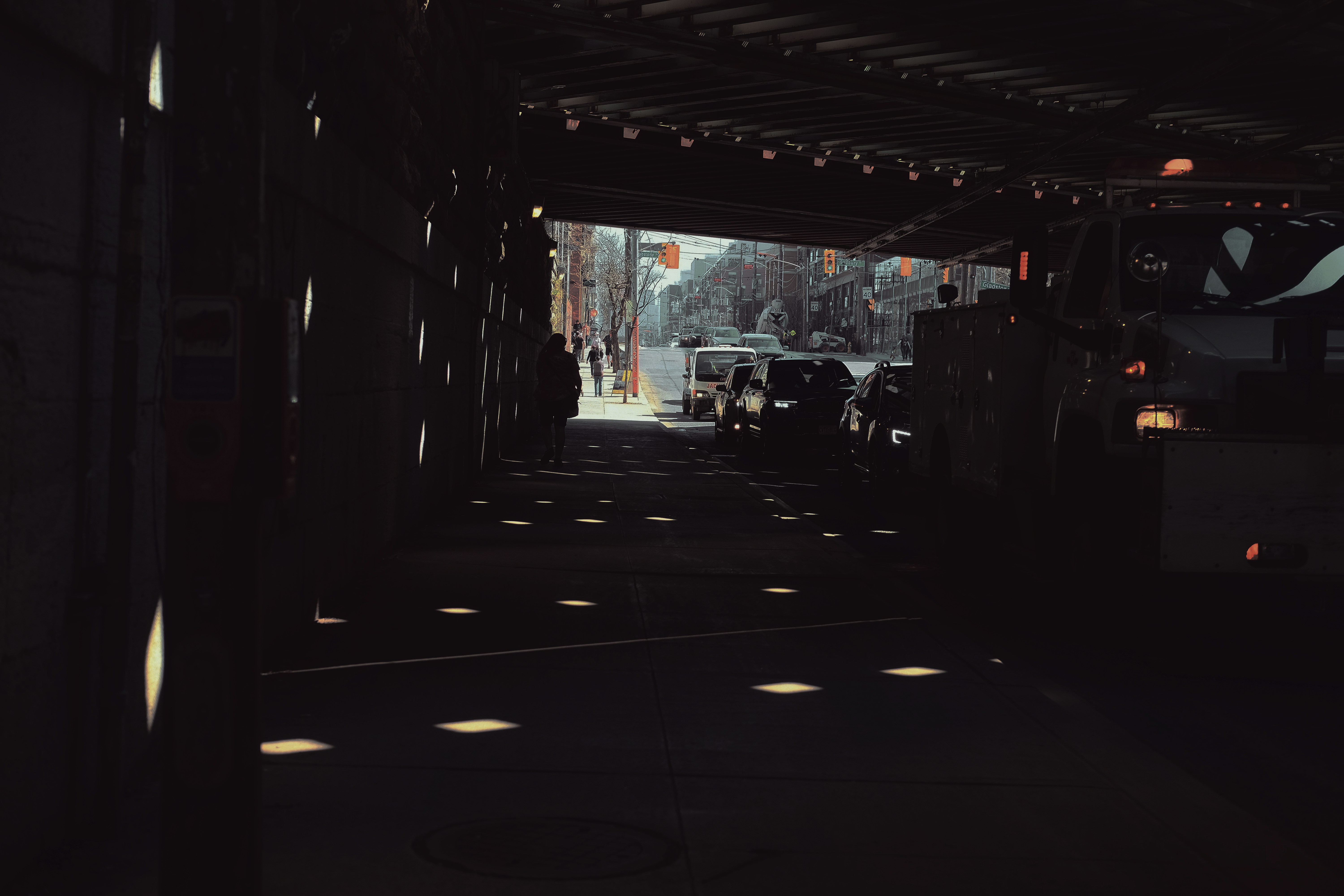 Un camión está estacionado en un túnel oscuro