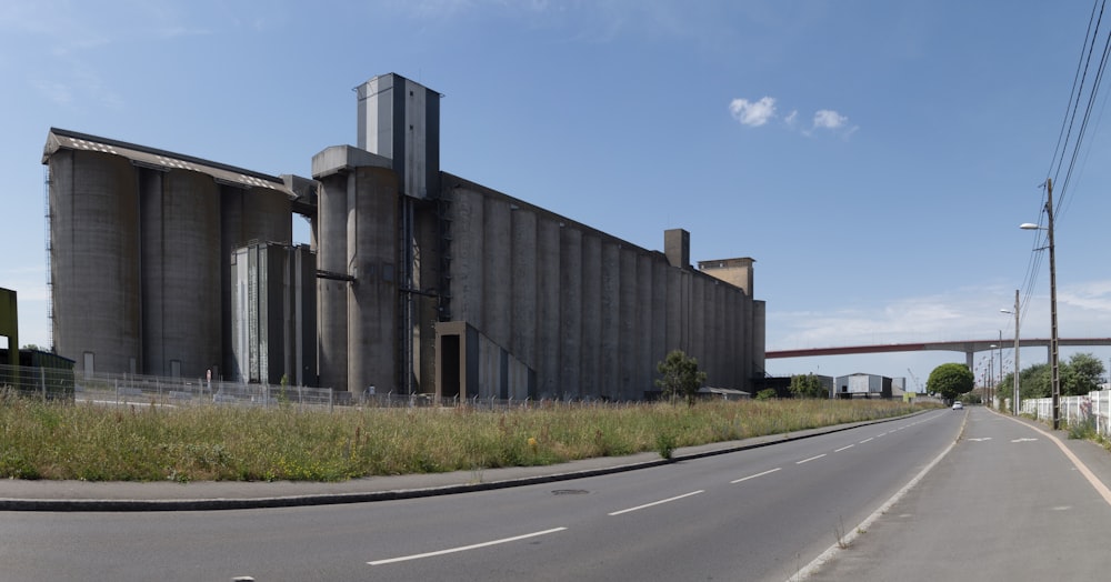 um grande edifício sentado ao lado de uma estrada