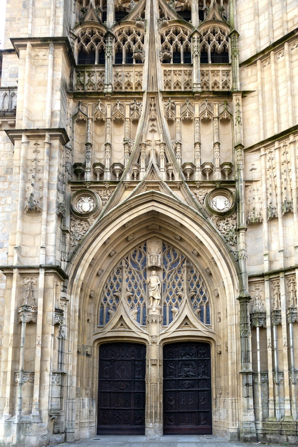 Un grand bâtiment en pierre avec deux grandes portes