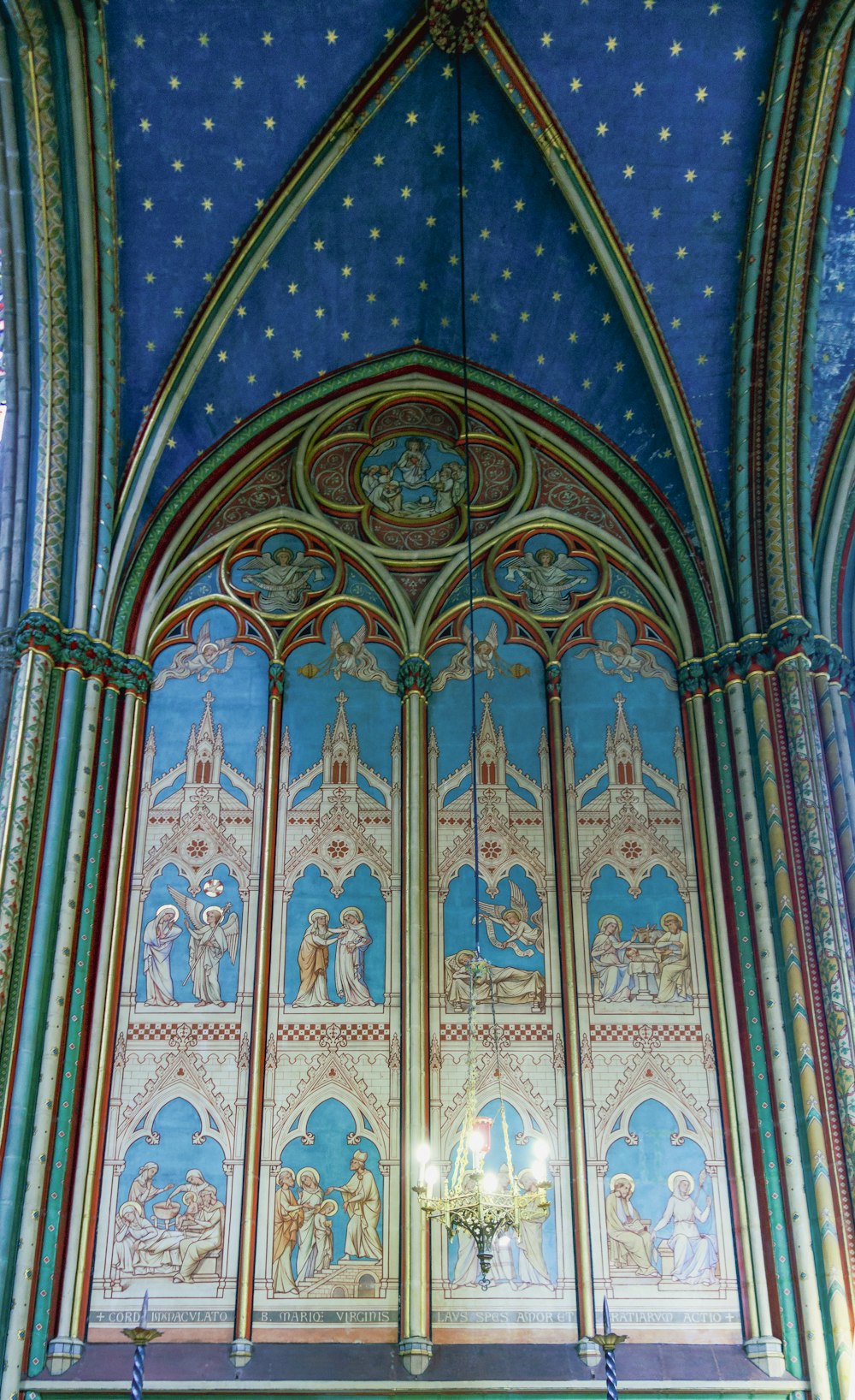 青と白の天井とシャンデリアのある教会