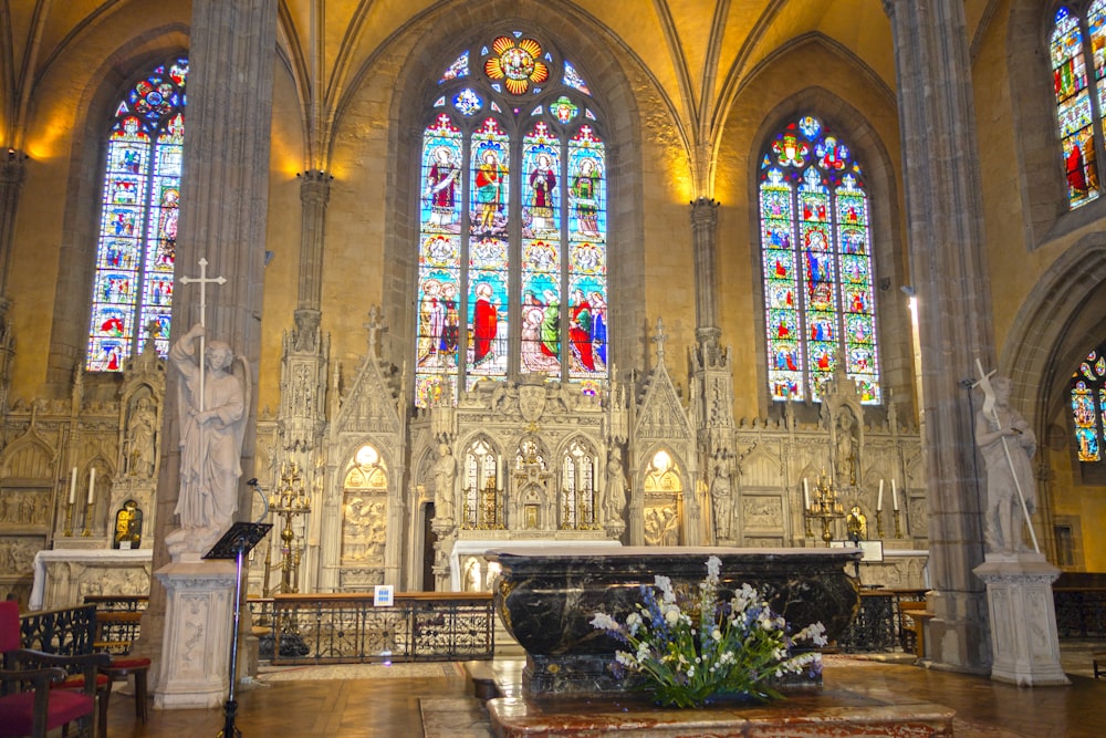 Una grande cattedrale con vetrate e banchi