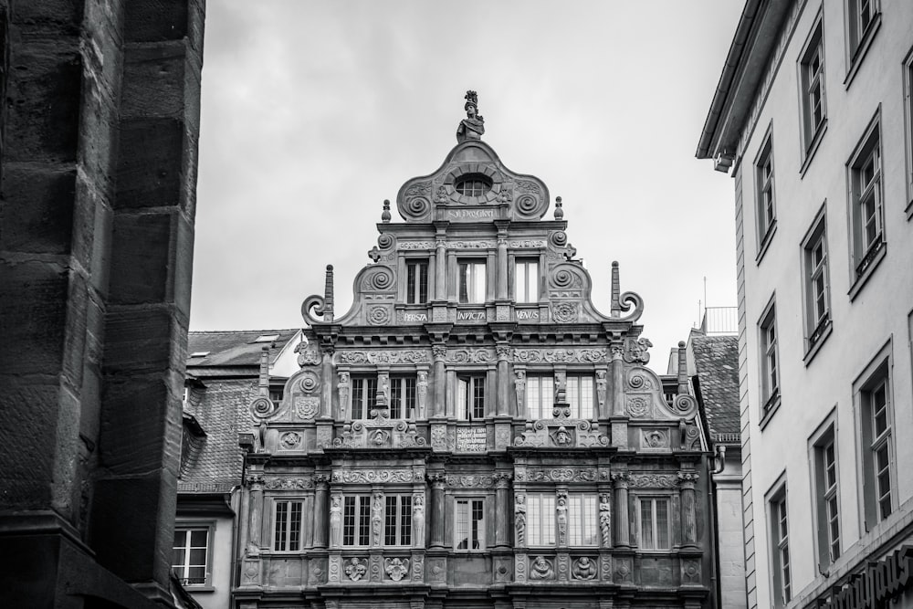 Une photo en noir et blanc d’un vieux bâtiment