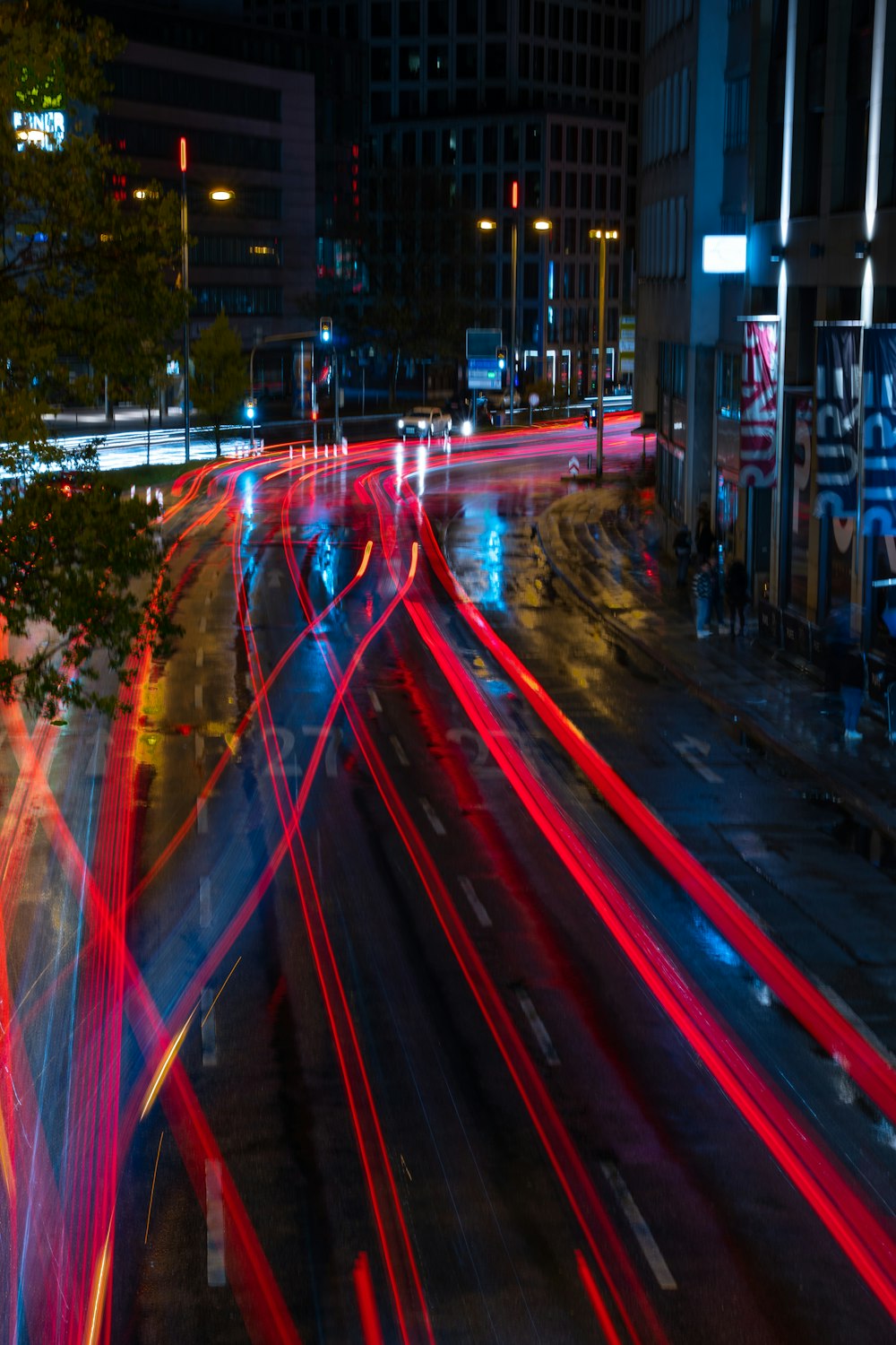 Eine Stadtstraße voller Verkehr in der Nacht