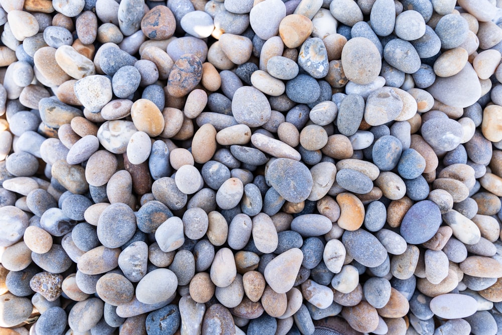a close up of a bunch of rocks