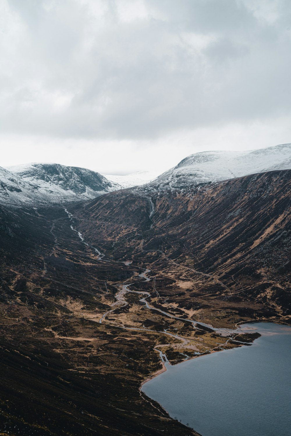 une vue d’une chaîne de montagnes avec un lac au premier plan