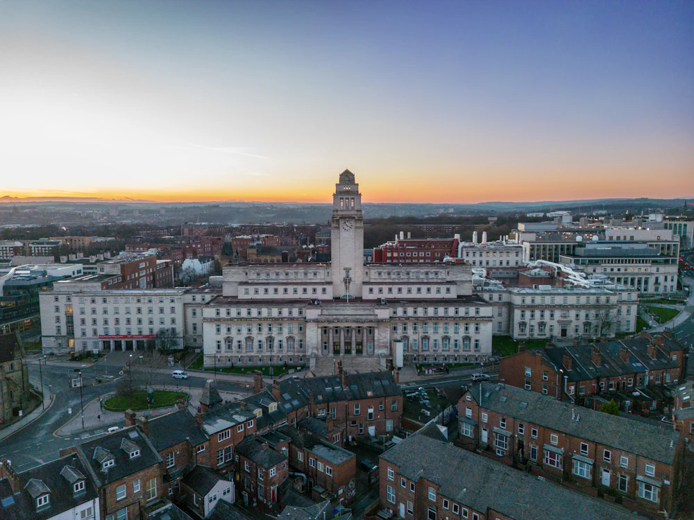 Parkinson Building Uniwersytetu w Leeds z lotu ptaka o zachodzie słońca