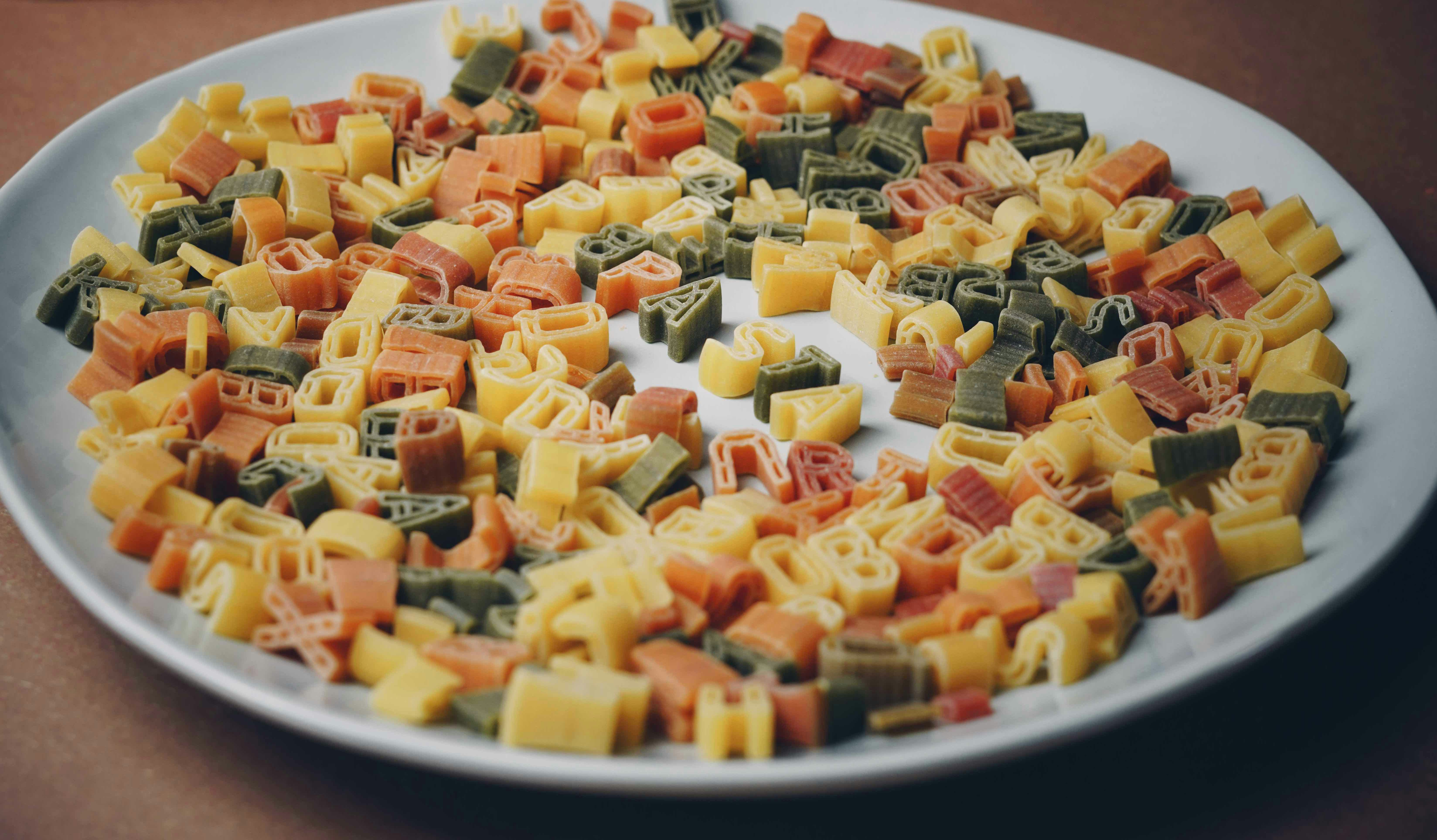 Ein weißer Teller mit vielen verschiedenen Arten von Speisen